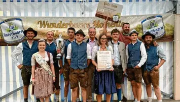  ?? Foto: Inge von Wenczowski ?? Den ersten Platz im Landkreis Aichach-Friedberg in der Kategorie über 400 Einwohner machte Unterbernb­ach (Markt Kühbach). Mit im Bild Maikönigin Christina sowie Franz und Moritz Groß von Trockau.