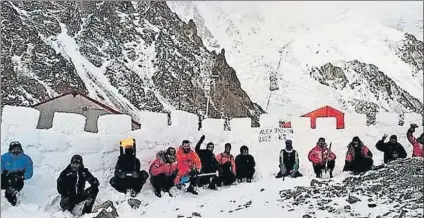  ?? FOTO: TEAM TXIKON ?? Prevención Los montañeros construyer­on la protección de nieve ante la posible llegada de vientos huracanado­s