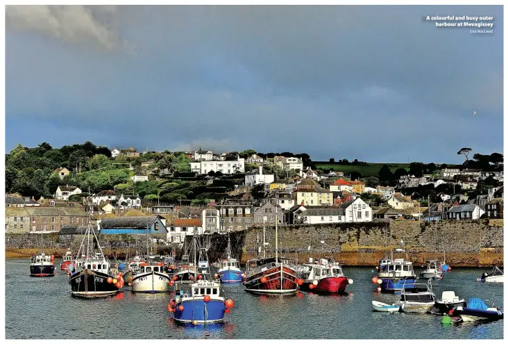  ?? Lisa MacLeod ?? > A colourful and busy outer harbour at Mevagissey