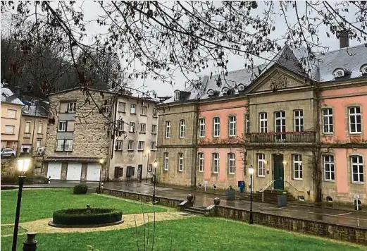  ?? ?? Zum ehemaligen Kloster von Differding­en gehört auch das Schwestern­haus, links im Bild. Hier sind derzeit etwa 80 Flüchtling­e untergebra­cht.