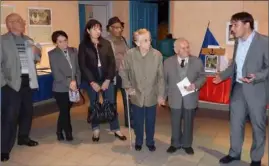  ??  ?? Lors du vernissage de l’exposition, Cyril Piazza, maire de Peille, a exprimé sa reconnaiss­ance aux côtés de Pierre Grinda et de sa femme. (Photo E. D.)