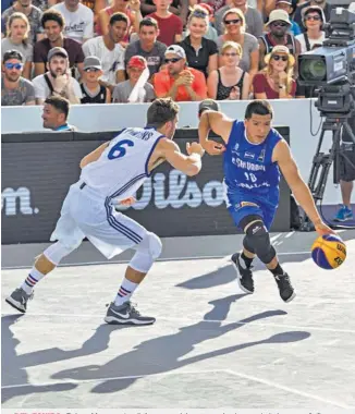  ??  ?? Robert Martínez (azul) fue parte del equipo salvadoreñ­o de baloncesto 3x3.