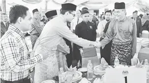  ?? — Gambar Bernama ?? APA KHABAR?: Dzulkefly (kanan) beramah mesra bersama tetamu pada Majlis Khas Menteri bersama Warga Kementeria­n Kesihatan di kementeria­n itu dekat Putrajaya, semalam.