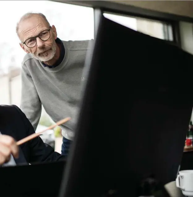  ??  ?? Henrik Bendix (stående) har sparet en mindre formue, efter at han har skiftet bankens opsparings­tilbud ud med den uvildige formuerådg­iver Michael Christense­n fra Finansplan.
Foto: Gregers Tycho