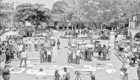  ??  ?? Activistas y habitantes del municipio de Actopan, en Veracruz, se reunieron el jueves anterior en la plaza principal del ayuntamien­to pues se oponen al desarrollo de proyectos mineros que, aseguran, afectarán el medio ambiente y la salud de los...