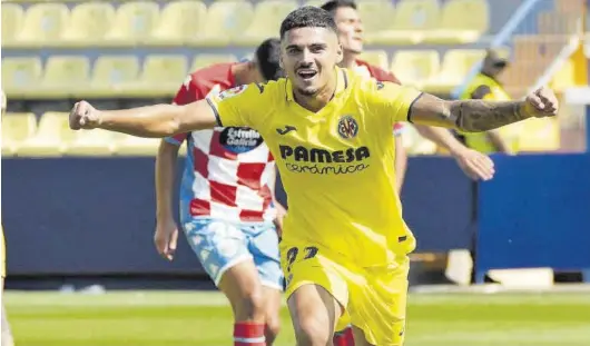  ?? GABRIEL UTIEL ?? De penalti, Sergio Lozano colocaba al Villarreal con tierra de por medio en el marcador, al conseguir el 2-0 en el arranque de la segunda parte en Miralcamp.