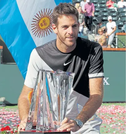  ?? EFE ?? Celeste y blanco. La bandera argentina, detrás de Delpo, el campeón en el desierto california­no.