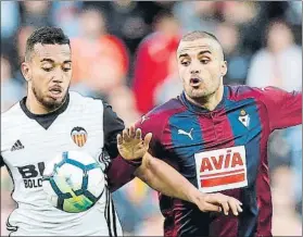  ?? FOTO: EFE ?? Pedro León disputa un balón con Rubén Vezo en el partido anterior contra el Valencia