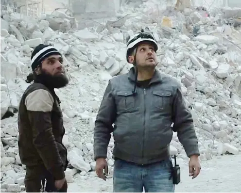  ?? Foto: Rise and Shine Cinema ?? Mutige Männer, ja Helden, die in eine abscheulic­he Erzählung eingebunde­n sind: »Weißhelme« in Ost-Aleppo.