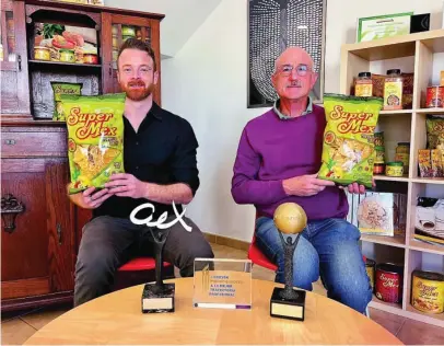  ?? SUPER-MEX FOODS ?? Sidney Stockwell y Robert Stockwell posan junto a los productos que comerciali­zan desde Cádiz