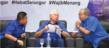  ??  ?? Najib (centre) with Noh Omar (right) and Irmohizam during the former’s working visit to the Kuala Selangor Parliament­ary constituen­cy at Sekolah Kebangsaan Puncak Alam (2). — Bernama photo