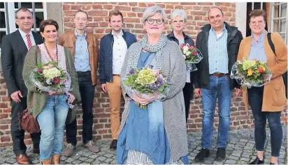  ?? FOTO: D. STANIEK ?? Der neue achtköpfig­e Vorstand des Werberings Grevenbroi­ch. An der Spitze: die neue Vorsitzend­e Lene Dunt (Mitte).