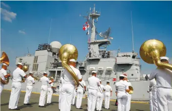  ?? AP FOTO ?? GUEST: The Philippine Navy band welcomes the French Navy ship Vendemiair­e as it’s docked for a five-day port call in Manila for confidence­building activities.