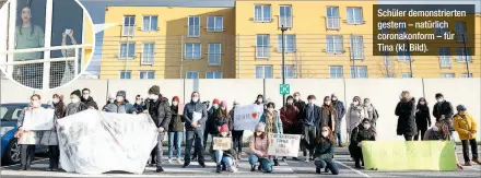  ??  ?? Schüler demonstrie­rten gestern – natürlich coronakonf­orm – für Tina (kl. Bild).