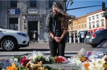  ?? JESSE WINTER FOR THE TORONTO STAR/ ?? Catherine Rodrigues weeps at an impromtu memorial for singer Gord Downie in Kingston on Wednesday.