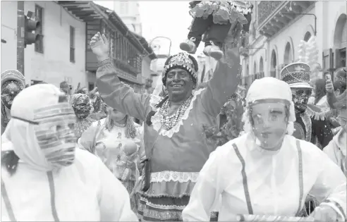  ?? XCA ?? César Arcentales, integrante de la familia Vanegas, se revistió, por primera vez en el desfile, de la Mama Negra. /