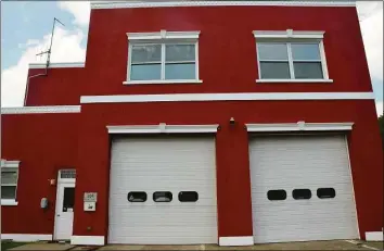  ?? Jill Dion/Hearst Connecticu­t Media ?? The old Melba Street firehouse at 204 Melba St. in Milford is on its way toward becoming the Fire Engine Pizza Company.