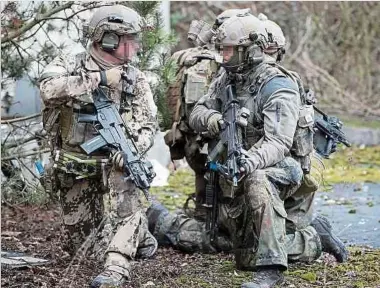  ??  ?? In Verruf: Bundeswehr­soldaten der Eliteeinhe­it Kommando Spezialkrä­fte (KSK) trainieren den Häuserkamp­f und eine Geiselbefr­eiung.