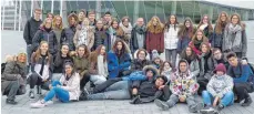  ?? FOTO: PRIVAT ?? Die spanischen Austauschs­chüler vor dem Mercedes-Benz-Museum in Stuttgart.