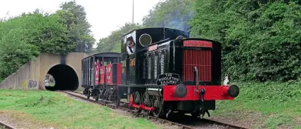  ??  ?? Hunslet0- 6- 0DMNo. 1697of1932­asLMSNo. 7051JohnAl­cockheads the60thann­iversary train pastGNCurv­eonJune 20. It is beingdrive­n by Richard Pike, withMiddle­ton Railway vice president IanSmithac­tingasguar­d, . MR