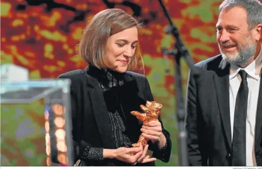  ?? SASCHA STEINBACH / EFE ?? La directora Carla Simón recoge el Oso de Oro en presencia del productor Tono Folguera, ayer en la entrega de premios de la Berlinale.