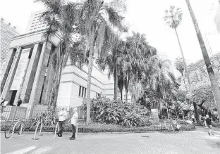  ??  ?? A biblioteca Mário de Andrade, localizada na praça Dom José Gaspar, que foi tombada pela prefeitura; cemitério da Consolação também ganhou proteção