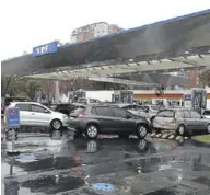  ?? AFP / ALEJANDRO PAGNI ?? Coches esperando en una gasolinera.