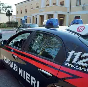  ??  ?? Grave, ma sopravvive­rà Il connaziona­le che è stato vittima dell’aggression­e ricoverato in ospedale: in azione i carabinier­i