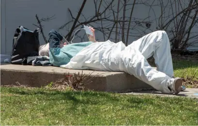  ?? RYAN REMIORZ THE CANADIAN PRESS ?? A health-care worker takes a break at a mobile COVID-19 testing clinic on Thursday in Montreal.