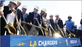  ?? KEITH BIRMINGHAM — STAFF PHOTOGRAPH­ER ?? Chargers owner Dean Spanos, center, participat­es in groundbrea­king for the team’s future corporate headquarte­rs and training facility in El Segundo on Wednesday.