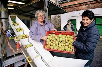  ?? RP-FOTO: DIETRICH JANICKI ?? Angelika Eckhoff aus Wuppertal (r.) lässt ihre Äpfel bei Maritha Müllender-Rapp auf dem Halfeshof zu frischem Saft pressen.