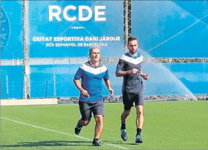  ?? FOTO: RCDE ?? Sergi Darder, junto al preparador físico Óscar García El centrocamp­ista siempre soñó con llegar a jugar en Primera con el Espanyol