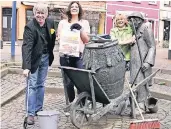  ?? FOTO: PAKA ?? Andreas Goßen (v.li.), Leiter des Dülken Büros, Ilona van Ackeren, Mitarbeite­rin im Dülken Büro, und Initiatori­n Simone Mertin mit Dülkens erstem Müllentsor­ger Tien Anton.