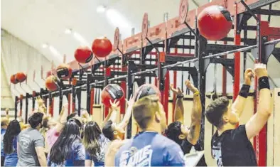  ?? Crossfit. @CEHR_ ?? Varios hombres y mujeres toman parte en una edición anterior de los destacados The Battle Games de