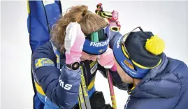  ?? Bild: Fredrik Sandberg/tt ?? Hanna Öberg tröstas av tränaren Johannes Lukas efter att ha skjutit bort sig i sprinten.
Hanna Öberg
