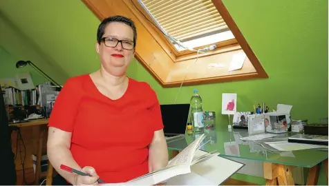  ?? Foto: Michael Hochgemuth ?? Der Nachrichte­n Journalism­us war Katrin Jacob zu wenig kreativ. Jetzt schreibt sie Bücher. Ihr erstes Jugendbuch „Cat Deal“hat sie unter dem Pseudonym Kate Frey ge schrieben.