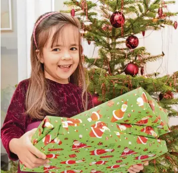  ?? Fotos: Ulrich Wagner ?? Xenia Rohloff ist schon ein bisschen aufgeregt. Denn heute, an Heiligaben­d, wird sie fünf Jahre alt. Und später bringt ja auch noch das Christkind Geschenke.