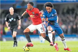  ??  ?? DUELO. El jugador del Manchester United, Anthony Martial, supera al brasileño Willian del Chelsea.