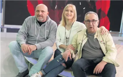  ??  ?? TV znalci Za organizaci­ju prijenosa zaslužan je HRT-ov tim; scenarist i redatelj dodjele Alen Đurica, urednica Uršula Tolj i redatelj prijenosa Zoran Nikolić