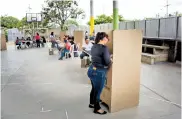  ??  ?? Las urnas de votación en la IED El Pueblo no fueron muy concurrida­s ayer por los ciudadanos.