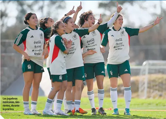  ?? ?? Las jugadoras mexicanas, sonrientes, durante la práctica.