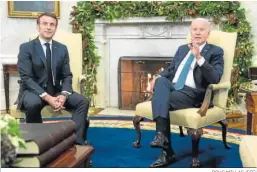 ?? DOUG MILLAS (EFE) ?? Enmanuel Macron y Joe Biden, en el Despacho Oval de la Casa Blanca.