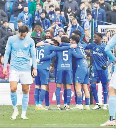  ?? EFE ?? Los jugadores del Getafe celebran un gol en el partido ante el Celta.