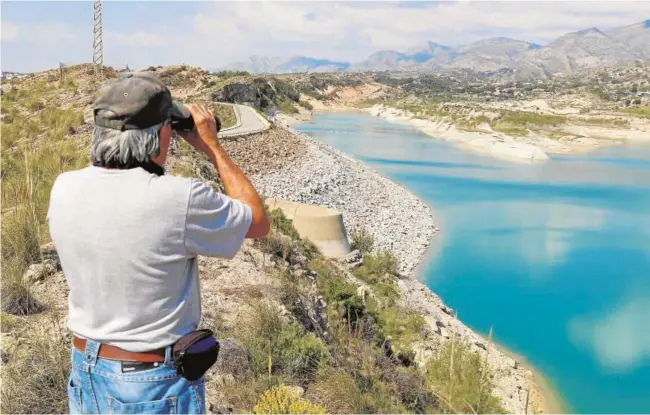  ?? JUAN CARLOS SOLER ?? Embalse de Crevillent­e, en Alicante, cuyo caudal procede en parte del trasvase Tajo-Segura, en una imagen de archivo