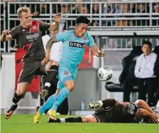  ?? FOTO: DPA ?? Lennart Thy, hier links noch im Trikot des FC St. Pauli, startet morgen mit VVV Venlo in die neue Saison der niederländ­ischen Ehrendivis­ion.