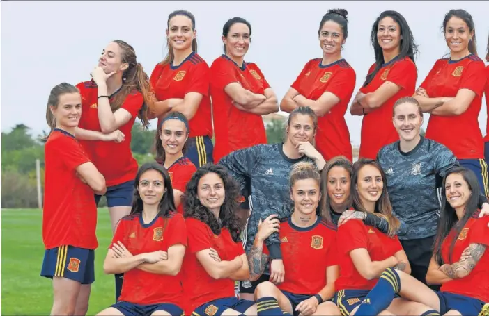  ??  ?? ILUSIONADA­S. Las chicas de La Roja posan con la camiseta nueva de Adidas que lucirán en el Mundial de Francia. Ha sido diseñada especialme­nte para ellas y han tenido voz y voto en el diseño de