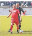  ?? FOTO: ELG ?? Der 1. FC Köln (mit Stephan Engels) kam zum 100. Geburtstag der TS Struck zum Neuenhof.