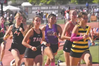  ?? ?? Jade Mares hanging in there with a pack of runners in the 4 x 800.