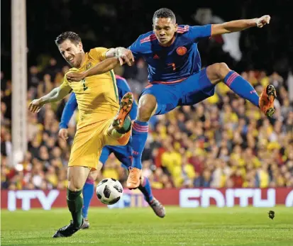  ?? FOTO REUTERS ?? Carlos Bacca intentó desequilib­rar en el primer tiempo, pero le costó ante la marca de los australian­os. De todas formas mostró compromiso y sacrificio.