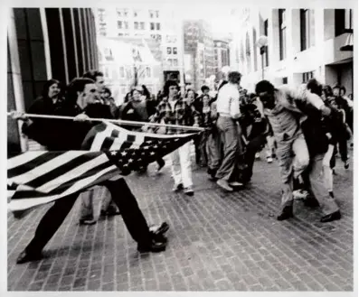  ?? ?? Ted Landsmark, a Black lawyer, was on his way to a meeting at City Hall on April 5, 1976, when he was attacked at an anti-busing protest. This photo of a white youth striking at him with a flagpole sparked change.